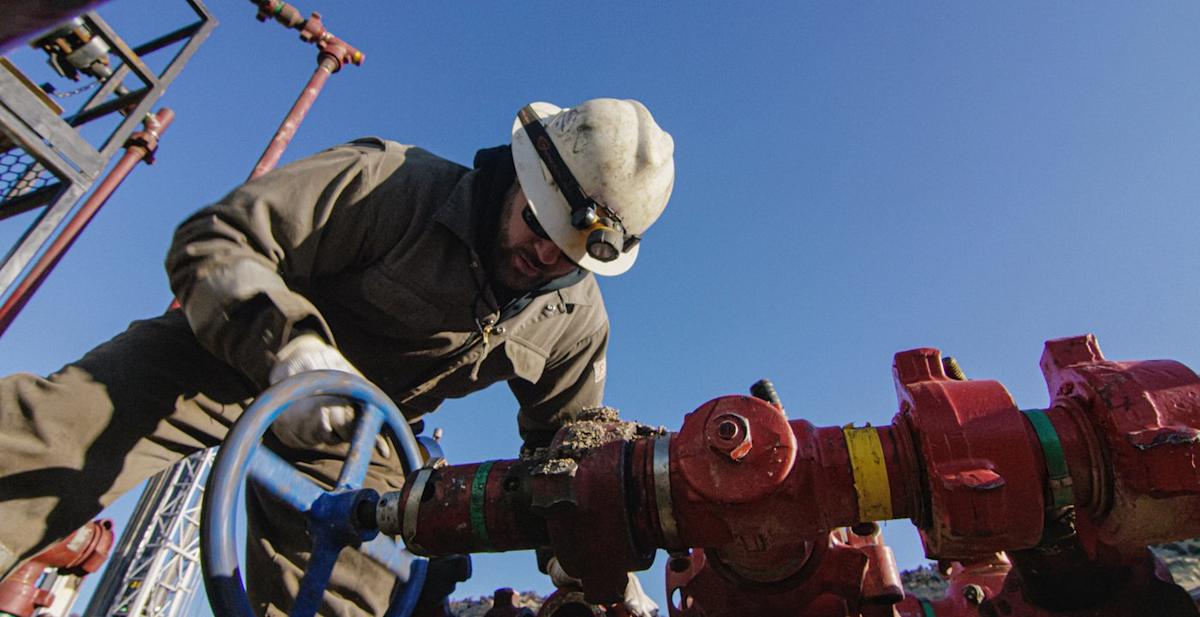 Better Oil Stock: Devon Energy vs. ExxonMobil