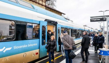 Zaračunali so ji dodatnih 5 evrov, ker vozovnice ni pravočasno kupila