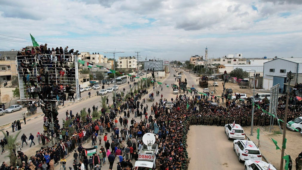 Överlämningen från Hamas till Röda korset skedde i staden Deir al-Balah på lördagen.