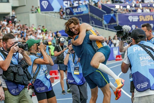 Den 25 augusti förra året firade Armand Duplantis efter att ha satt sitt tionde världsrekord under en Diamond League-tävling i Polen där han hoppade 6,26. Det är det gällande världsrekordet när inomhussäsongen nu drar i gång.