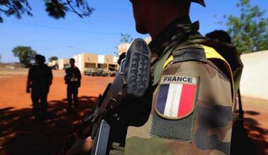 France starts troop pullout from Senegal