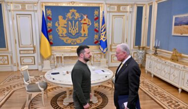 Der ukrainische Präsident Selenskyj und der US-Sondergesandte Kellogg stehen sich im Büro Selenskyjs gegenüber.