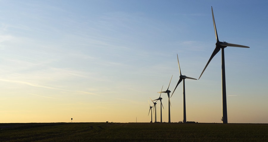 la Comisión Europea urgió este miércoles a España y a otros cuatro países de la Unión Europea a acelerar proeyctos de energía renovables.  En la imagen, Vista de un parque eólicoen una imagen de archivo. EFE/EPA/HORACIO VILLALOBOS