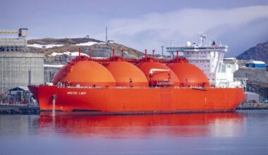LNG carrier ship in harbor — Stock Editorial Photography