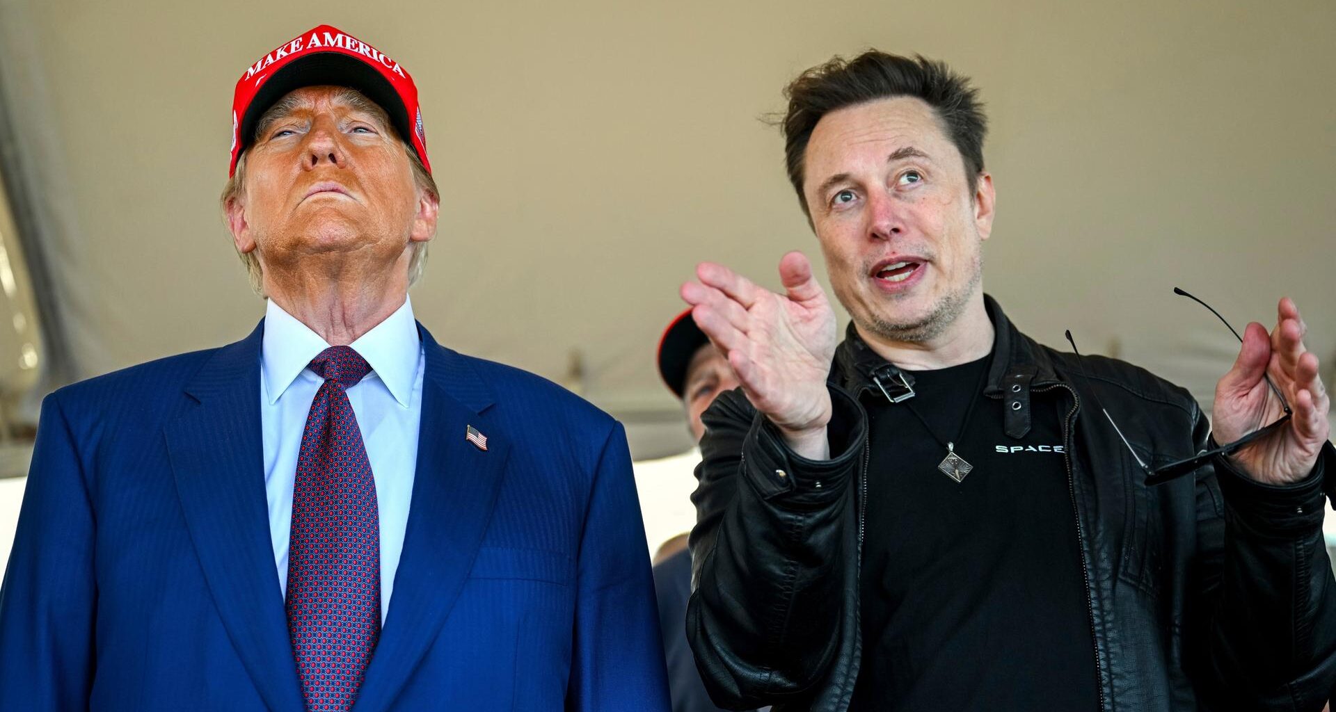 US-Präsident Donald Trump hört zu, Elon Musk redet.
