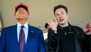 US-Präsident Donald Trump hört zu, Elon Musk redet.