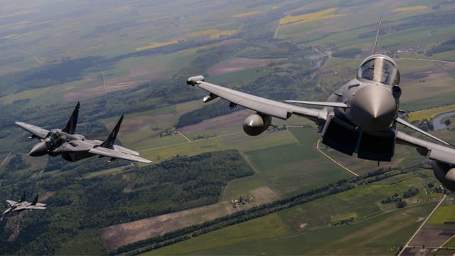 Nato-Kampflugzeuge über Litauen: Das Militärbündnis hat seine Luftraumüberwachung über Osteuropa deutlich verstärkt. Nato-Kampflugzeuge über Litauen: Das Militärbündnis hat seine Luftraumüberwachung über Osteuropa deutlich verstärkt.