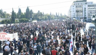 Απεργιακός κλοιός στην Ελλάδα για τα Τέμπη – Εκατοντάδες χιλιάδες στους δρόμους δύο χρόνια μετά την τραγωδία