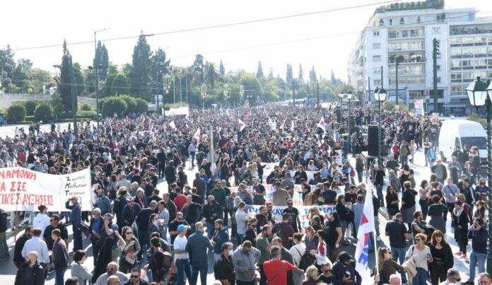Απεργιακός κλοιός στην Ελλάδα για τα Τέμπη – Εκατοντάδες χιλιάδες στους δρόμους δύο χρόνια μετά την τραγωδία