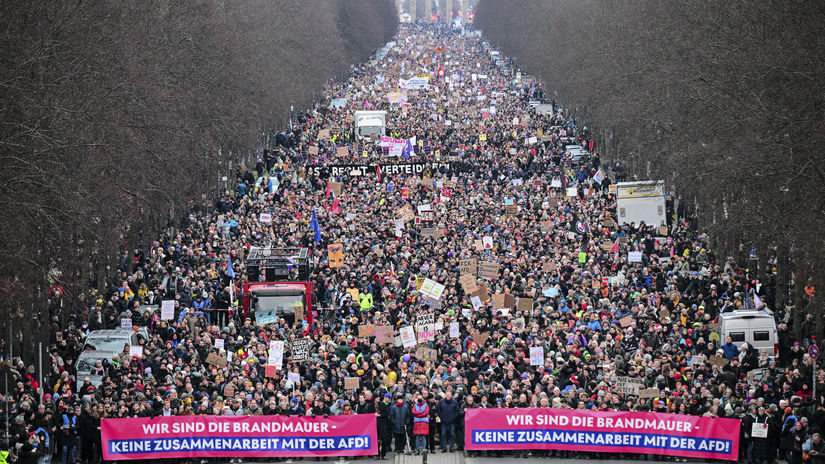 Desiatky tisíc ľudí v Berlíne protestovali proti spolupráci s AfD - Svet - Správy