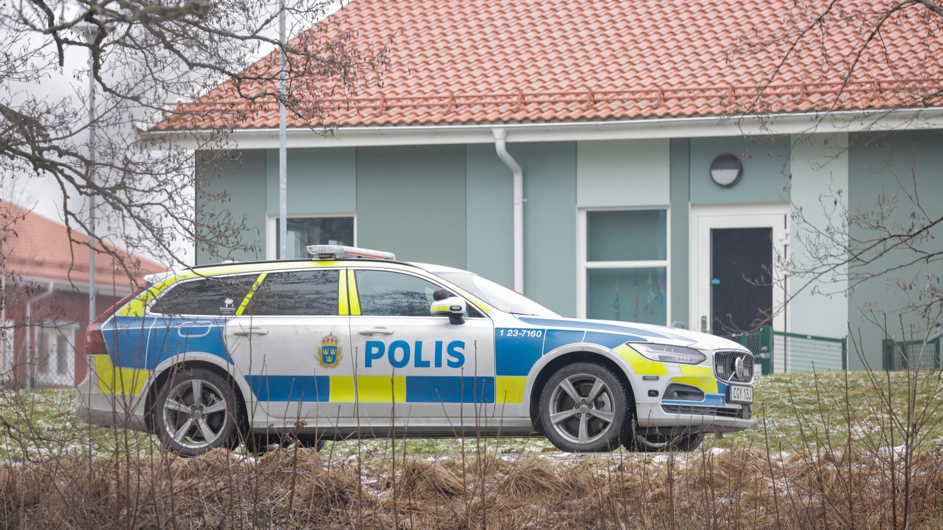 Ein Wagen der schwedischen Polizei steht an der Risbergska-Schule in Örebro, Schweden. Ein Wagen der schwedischen Polizei steht an der Risbergska-Schule in Örebro, Schweden.