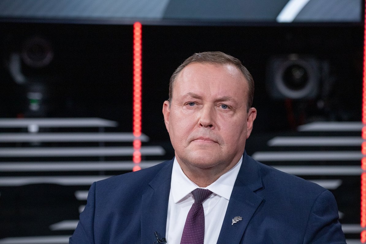 Latvian Interior Minister Kozlovskis survives no confidence vote / Article