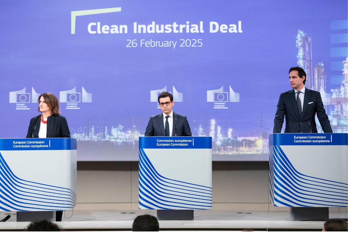 Ce Pacte pour une industrie propre est notamment sous la supervision du commissaire français, Stéphane Séjourné (au centre) - Crédits : Nicolas Landemard / Commission européenne