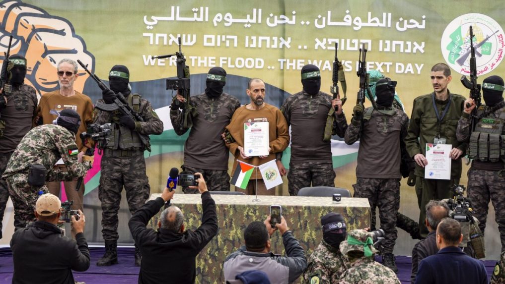 Hamas pozastavil odovzdávanie rukojemníkov, Izrael obvinil z porušovania dohody
