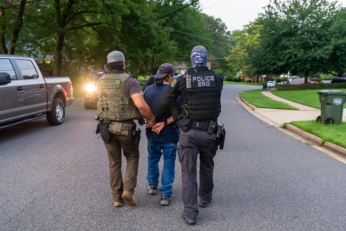 ERO officers apprehend an invidivual in northern Virginia during a Cross Check operation.