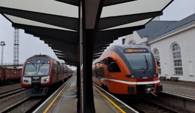 Latvian (left) and Estonian trains at Valga station