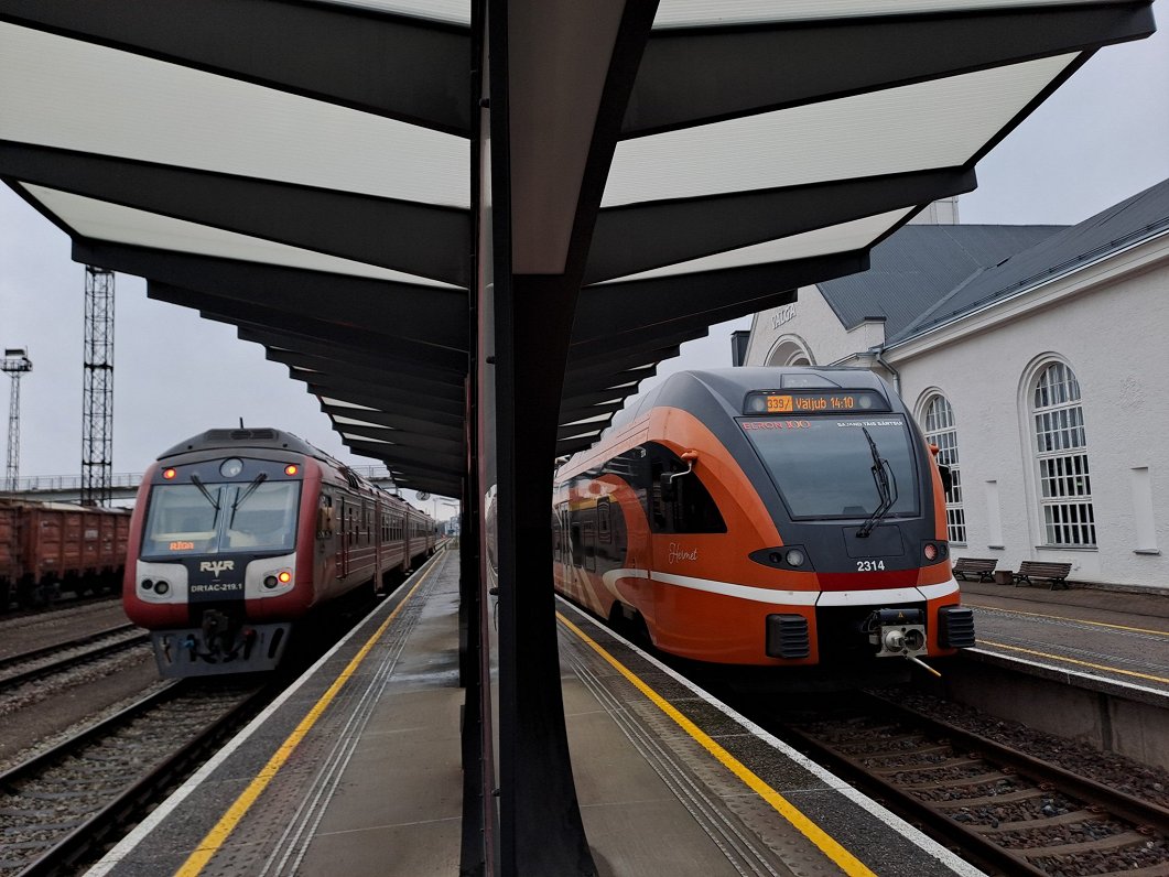 Latvian (left) and Estonian trains at Valga station