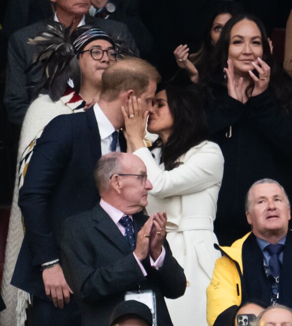 prince harry and meghan markle kiss