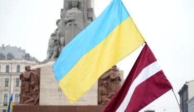 Ukrainas un Latvijas karogi pie Brīvības pieminekļa