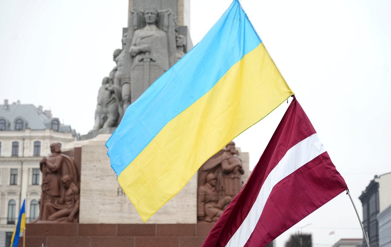 Ukrainas un Latvijas karogi pie Brīvības pieminekļa