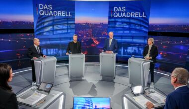 Olaf Scholz, Robert Habeck, Friedrich Merz und Alice Weidel stehen an Redepulten auf einer TV-Bühne, im Vordergund zu sehen sind die beiden Moderatoren Pinar Atalay und Günther Jauch.