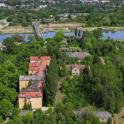 Luftaufnahme: Das Gelände einer ehemaligen Kaserne auf der Oderinsel in Küstrin-Kietz mit dem deutsch-polnischen Grenzfluss Oder dahinter. (Quelle: dpa/Patrick Pleul)