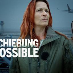 Doreen Rasper (Team Rückführung, Zentrale Ausländerbehörde Brandenburg) und Mehrfachstraftäter vor Flughafenrollfeld (Quelle: rbb/picture-alliance)