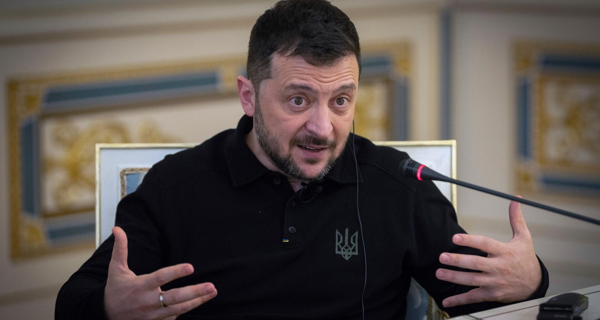 Ukraines Präsident Selenskyj gestikuliert bei einem Interview mit der Nachrichtenagentur Associated Press in Kiew am 1. Februar 2025.