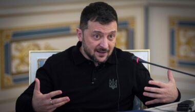 Ukraines Präsident Selenskyj gestikuliert bei einem Interview mit der Nachrichtenagentur Associated Press in Kiew am 1. Februar 2025.