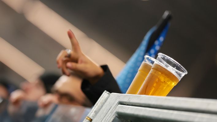 Symbolbild: Zwei Becher mit Bier während eines Fußballspiels. (Quelle: dpa/Jonathan Moscrop)