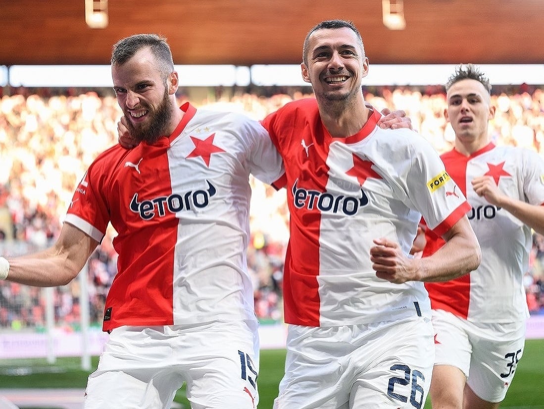 Ivan Schranz (vpravo) sa teší z gólu, vľavo jeho spoluhráč Václav Jurečka