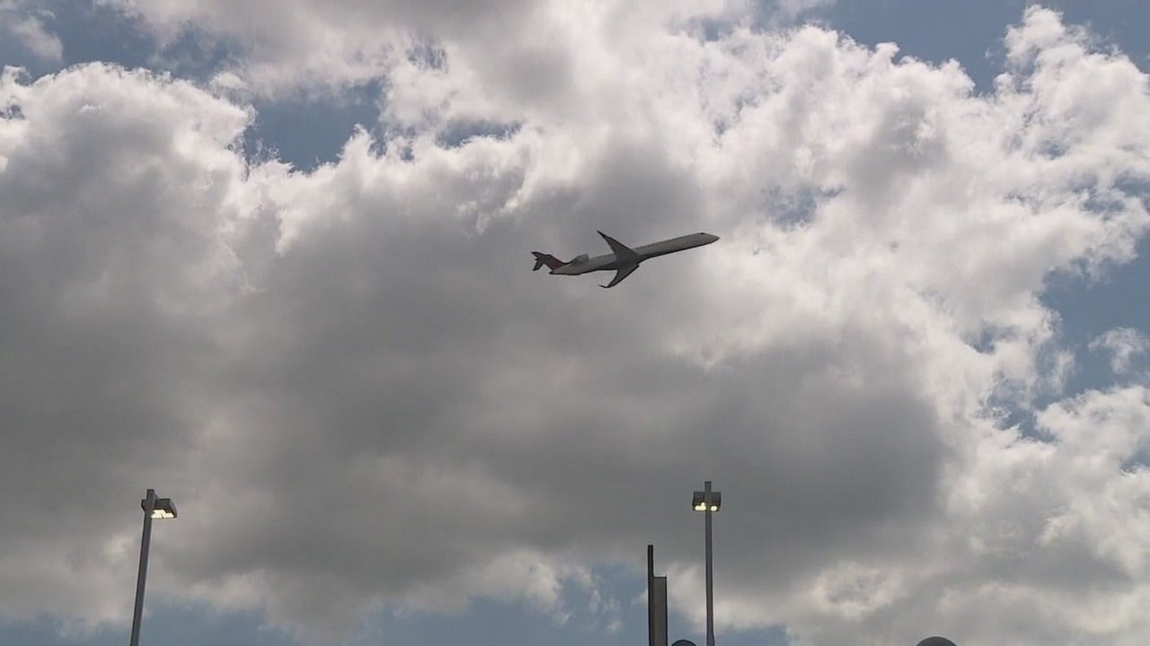 Possible near-miss at Detroit Metro: Air France avoids plane during landing