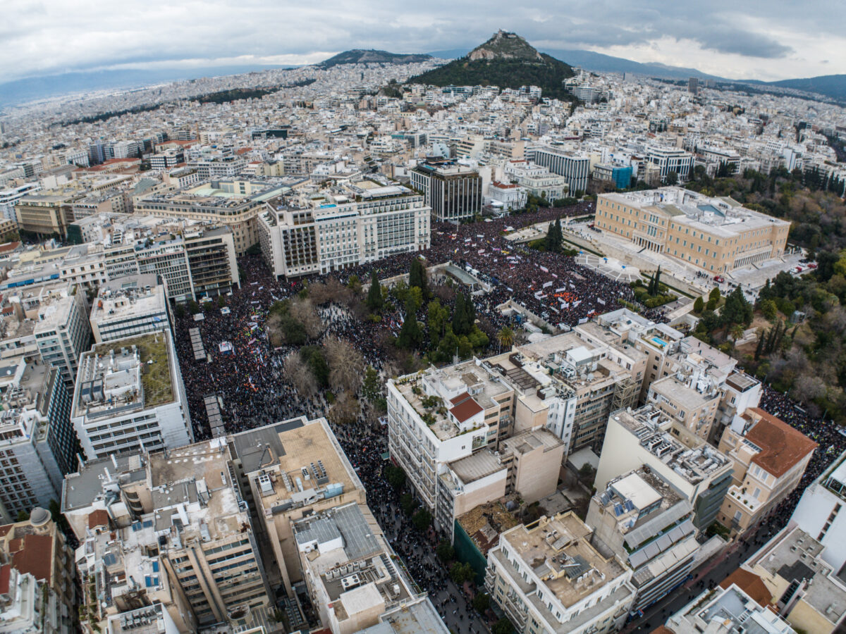 Τέμπη: Στους δρόμους η «μισή Ελλάδα» – Τα (μεμονωμένα) επεισόδια δεν μπορούν να αμαυρώσουν τις μεγαλειώδεις συγκεντρώσεις