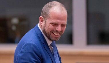"Je vais aller contre cette décision de Ludivine Dedonder": le gouvernement va-t-il retirer la dispense aux militaires pour aller manifester?