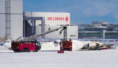 Mehrere Verletzte in Toronto: Flugzeug kommt auf dem Dach zum Liegen