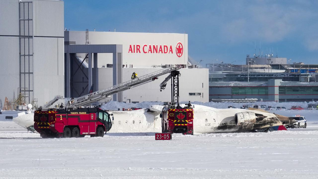 Mehrere Verletzte in Toronto: Flugzeug kommt auf dem Dach zum Liegen
