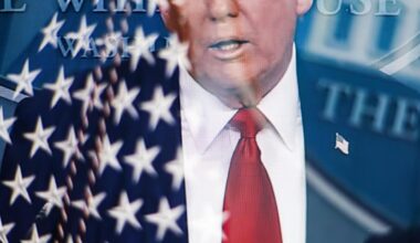 Das durch eine Mehrfachbelichtung in der Kamera entstandene Bild zeigt den Oberkörper Donald Trumps bis zur Nase. Die Augen sind nicht mehr zu sehen. Links neben ihm spiegelt sich eine USA-Flagge.