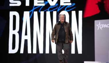 Après l’annulation de son discours à Washington, Jordan Bardella est traité de « fillette » par Steve Bannon