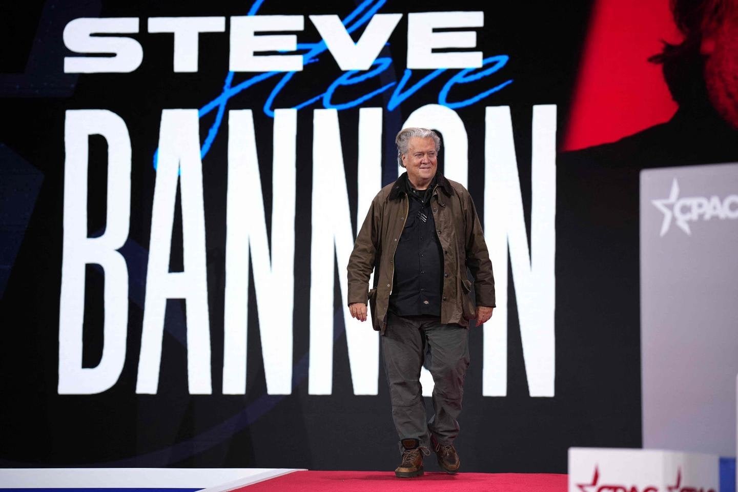 Après l’annulation de son discours à Washington, Jordan Bardella est traité de « fillette » par Steve Bannon