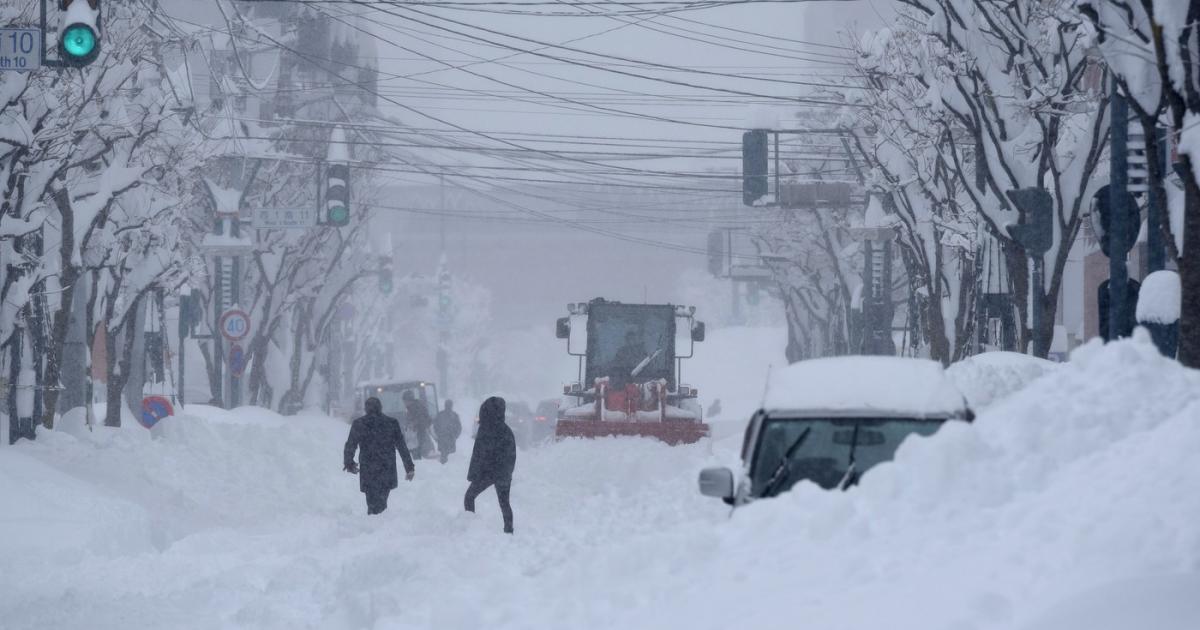 Ninsori-record în Japonia. În unele zone, troienele de zăpadă au depăşit 3 metri înălţime