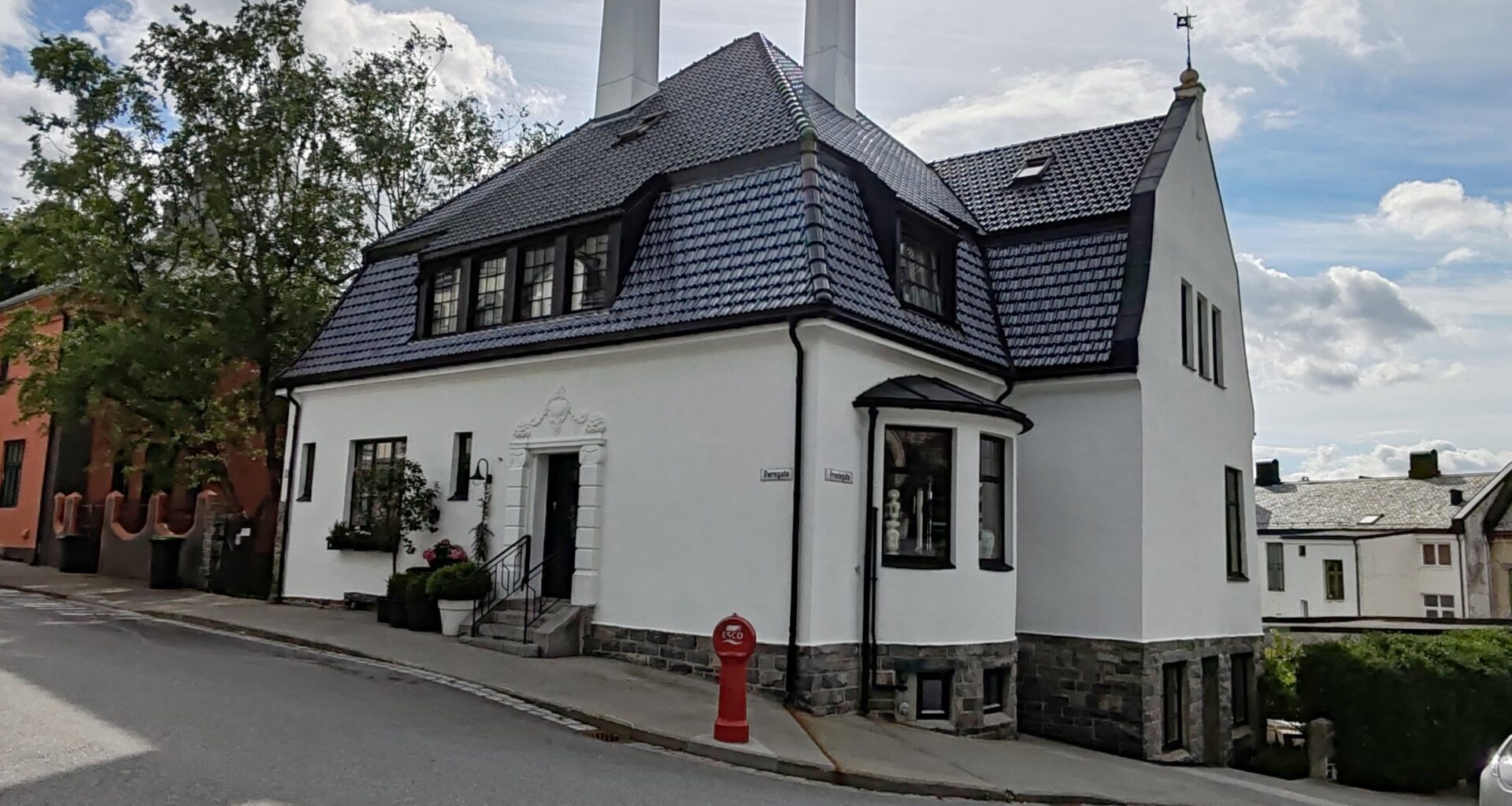 Ålesund street corner across from Ålesund Kirke