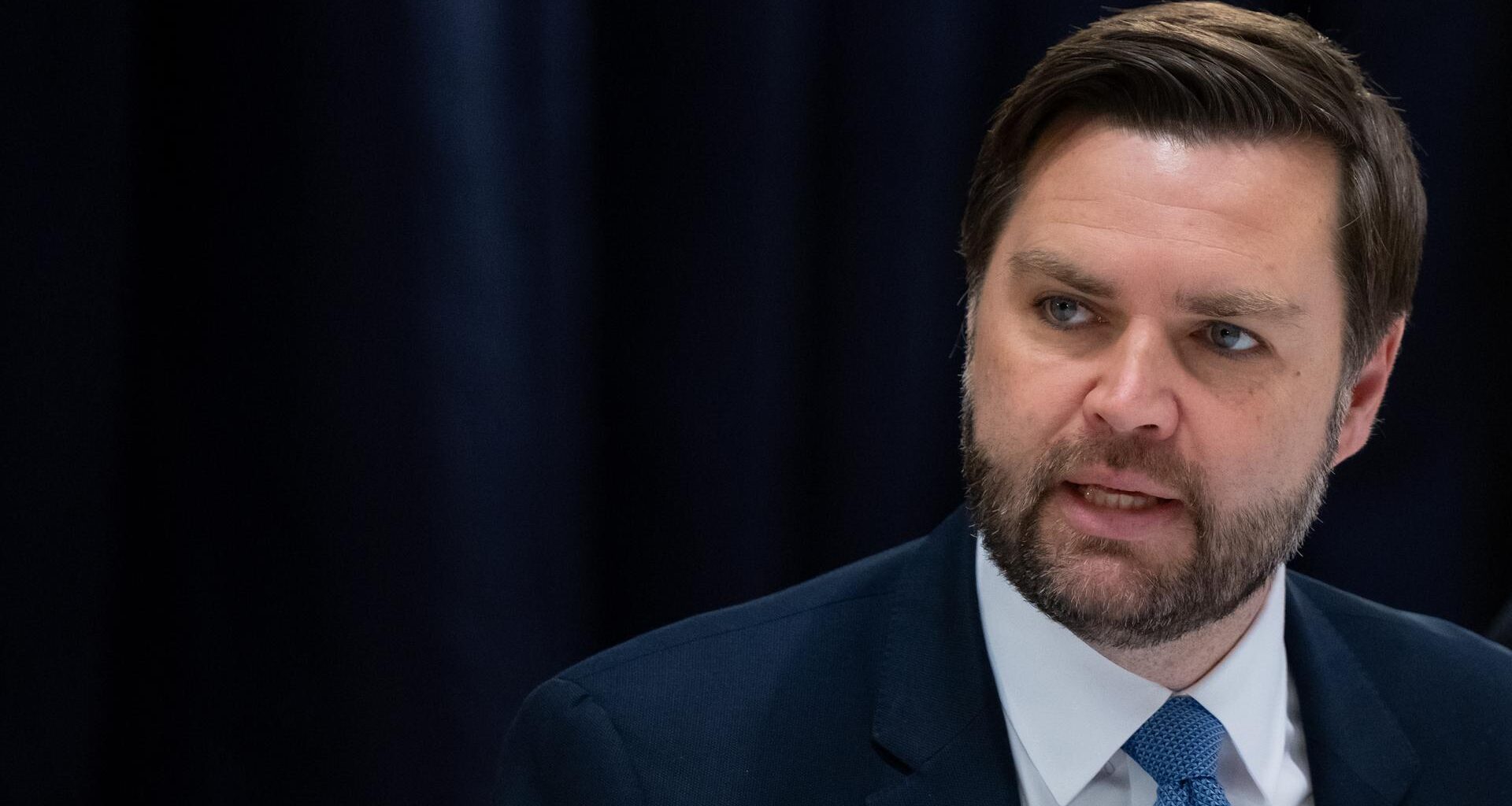 Man in Anzug vor dunklem Vorhang: J.D. Vance, Vizepräsident der Vereinigten Staaten von Amerika, auf der Münchner Sicherheitskonferenz