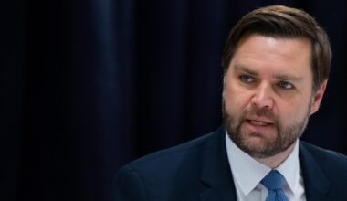 Man in Anzug vor dunklem Vorhang: J.D. Vance, Vizepräsident der Vereinigten Staaten von Amerika, auf der Münchner Sicherheitskonferenz