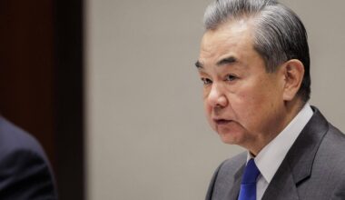 Ukraine erörtert seine Friedensvision mit Chinas Außenminister