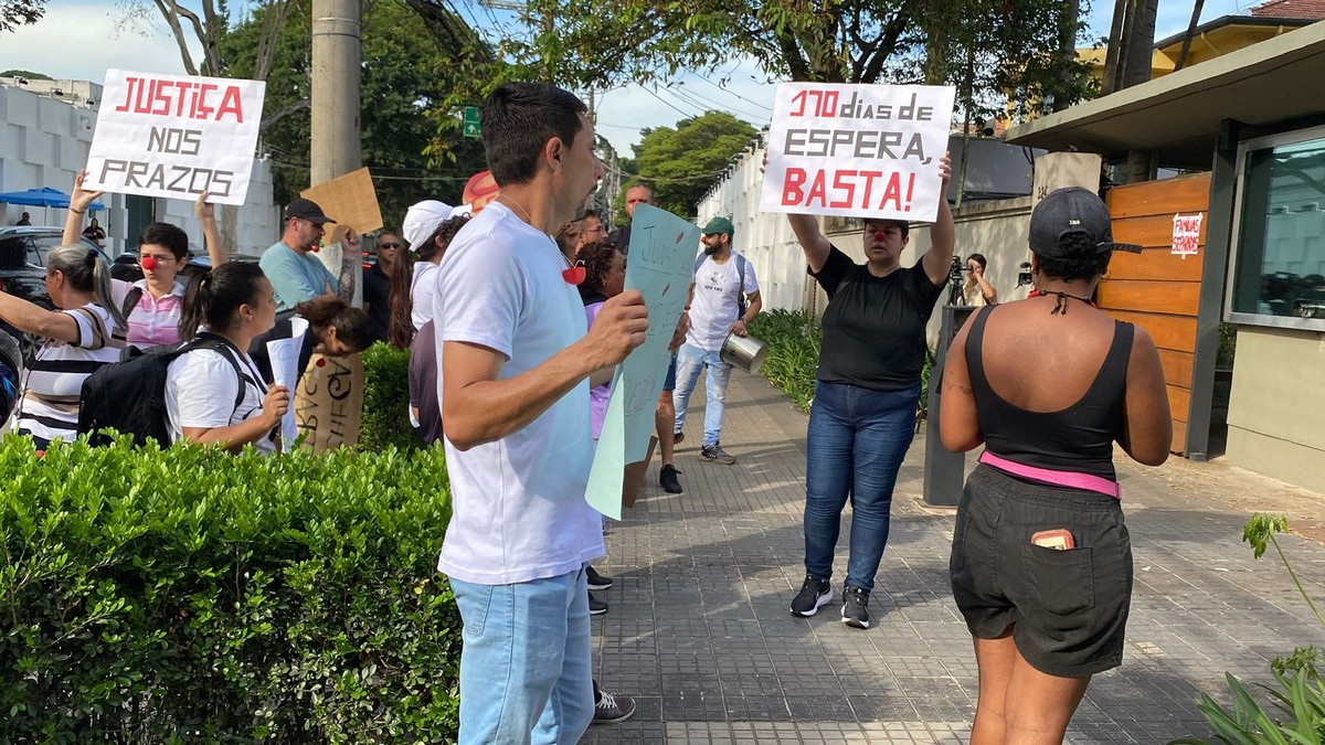 Brasileiros protestam em São Paulo contra atrasos nos vistos para Portugal