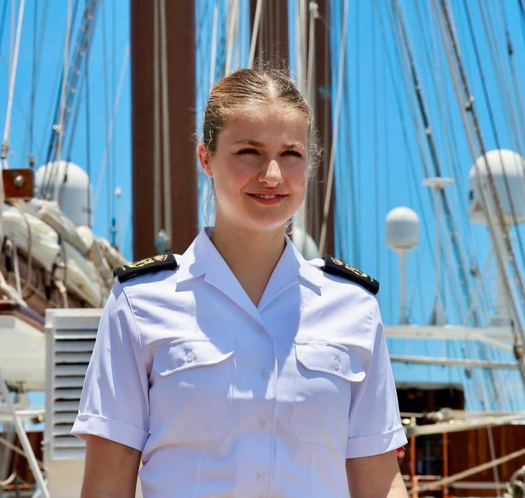 The Princess of Asturias, on the “Juan Sebastián de Elcano”, before the Navy's training ship docks tomorrow in the port of Salvador de Bahía (Brazil)