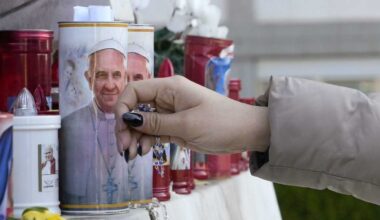 Pápežovi Františkovi sa priťažilo, je v kritickom stave