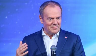 Donald Tusk wie, przez co może wszystko przegrać. Dlatego mówi jak PiS [ANALIZA]