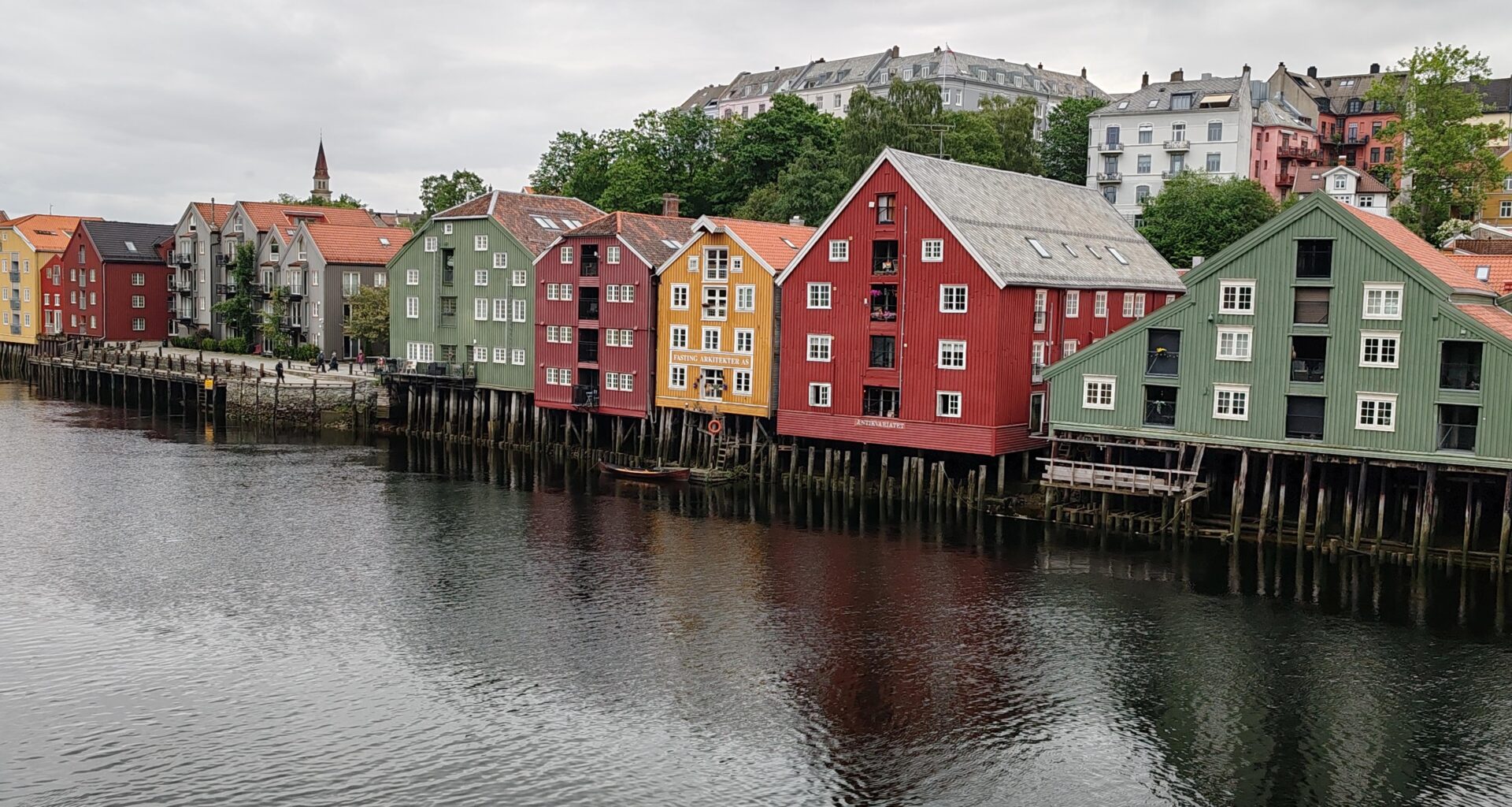 Houses on the banks of Nidelva River, Trondheim, Norway .