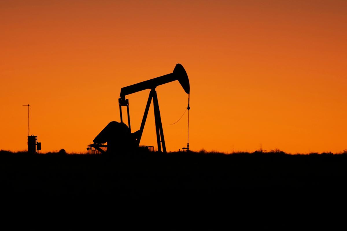 Oil slips to lowest level in 6 months amid trade war fears